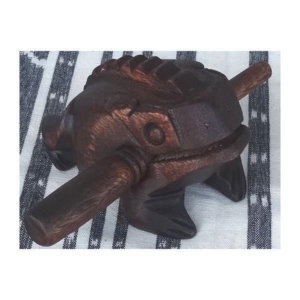 タイで作られている木製のカエルの楽器（？）です。付属の棒で背中をこするとカエルの鳴き声のような素朴な音が出ます。全部で５つの大きさがあるシリーズで2番目に小さな商品です。サイズ−全長：約１２ｃｍ、高さ：約７.５ｃｍ。