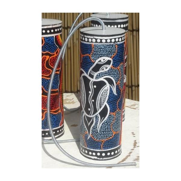 厚紙の筒に張り付けられたプラスチックフィルムにスプリングが取り付けられた形状の楽器です。スプリングを下にして振ると「ゴワ〜ッ」と雷鳴のような音が鳴ります。音の大きさは、見た目以上の迫力です。※点描画の模様は１点ずつ異なります。サイズ−本体全...