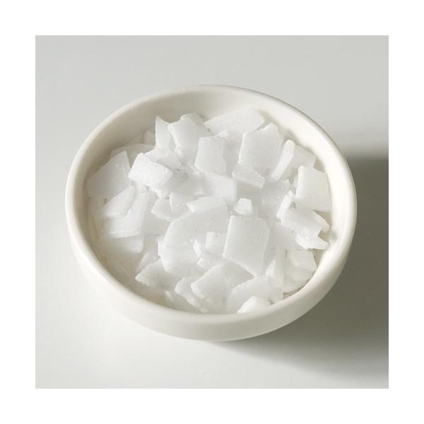 □乳化ワックス 100g【乳化ワックスとは？】オイルと水分を混ぜて、クリームや乳液を作るための基材です。弊店の乳化ワックスは白い薄片状です。原産国：アメリカ（*他の産地　イタリア）