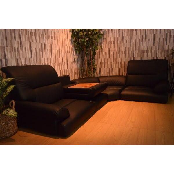 コーナーソファーセットのロータイプで、ソフトレザーを使用しております。ウレタン・Sバネ・ウェービングベルト入りで快適な座り心地。肘無しソファー１台は背もたれを倒すとテーブルになり、セパレートするため配置も自由に出来ます。※商品画像は5点セッ...