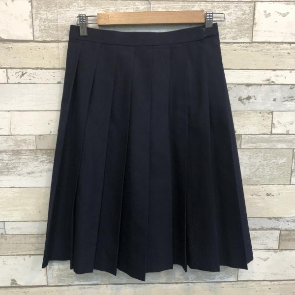 ウール混でハリ感のある夏スカートとなります。ご家庭で丸洗いが可能なウォッシャブル仕様で汚れてもすぐに洗え、乾きやすいです。  * アジャスター付き  * サマーウール50％ ポリエステル50%   * 撥水 丸洗いOK  * ネイビー(紺色...