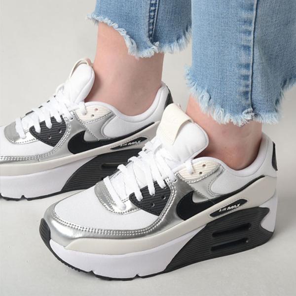 NIKE エアマックスアイラ　ホワイト NIKE WMNS AIR MAX EXCEE 