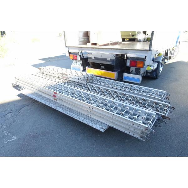 中古品になりますので相応な使用感が御座います。・全長 305cm  9台  /全長 152.5cm  2台    合計11台・ローラー径 約5cm ※ローラーが故障している箇所あり 写真9，10商品サイズ （1枚当たり）幅：305cm 奥行...