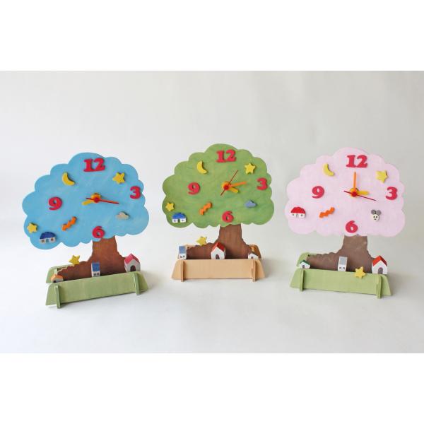 木、お家、星や月など小さなかわいい形のパーツが入ったかんたん組み立ての時計キット。木の中にメルヘンな世界が広がります。つくりかた(1)型抜き板からパーツを取り外す。(2)取り外したパーツをパズルのように組み立てて立体の木をつくる。（接着不要...