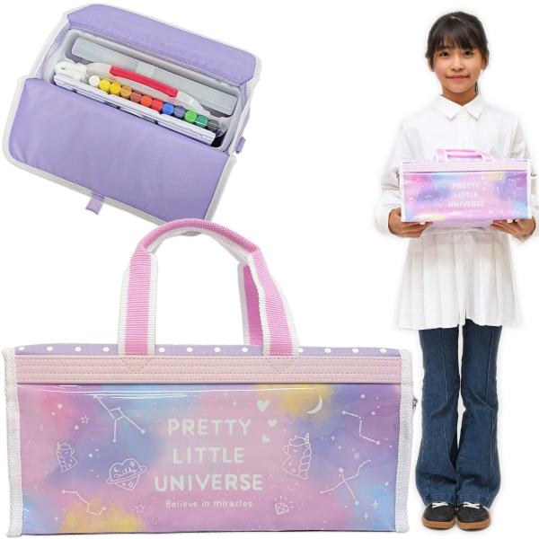 パープルとピンク・ブルー・イエローのパステルカラーがかわいい絵の具セット。小学校の図工の時間に使える中身の揃った画材セットです。上面はパープル×ホワイトのドット柄、持ち手とショルダーベルトはピンク×ホワイトのストライプ、細かいところまでおし...