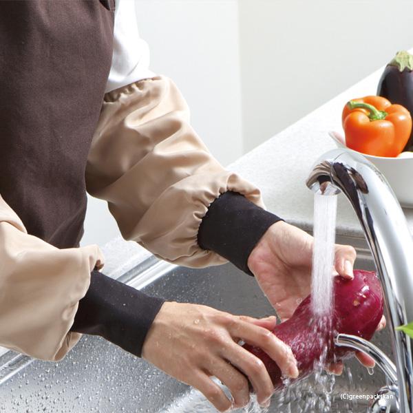 台所の水仕事や掃除、洗車などに重宝驚くほど水をはじく『超撥水』タイプのアームカバーですもう袖が濡れる心配をする必要はありません朝倉染布の超撥水加工（タフコット加工）生地を使用、繊維１本１本の表面を炭化フッ素粒子で加工しており、驚異的な撥水性...