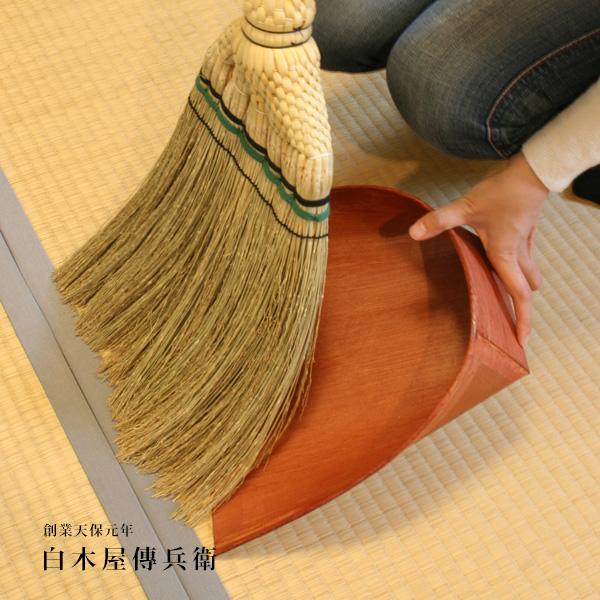 厚紙を張り合わせ、柿渋を塗って作った紙製ちりとりです！！天然塗料の柿渋は、静電気がおきず、集めたゴミがはりみの表面にまとわりつきません♪軽い割にはしっかりした強度があります☆サイズ： 間口約20cm　奥行き約20cm商品名：江戸ほうき 老舗...