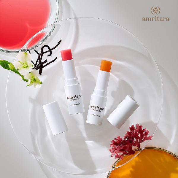 【甘夏】ヘマトコッカス藻が自分の身を守るために生み出す赤い美容成分「アスタキサンチン」を配合。さらにアプリコットオイル、ラズベリーオイル、シアバターといった保湿力にすぐれた植物オイルや、防御力のあるクロヨナ種子油※5も配合。唇の保湿とエイジ...