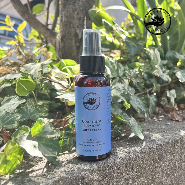 植物（ハッカ）由来メントールや、ハッカ、ペパーミント、ユーカリなどの自然由来の精油を配合した全身※1にお使いいただけるクーリングアロマスプレー（冷感ミスト）です。メントールの冷感作用が気持ちよく、スーッとすっきりクリア、ひんやりとした感触を...