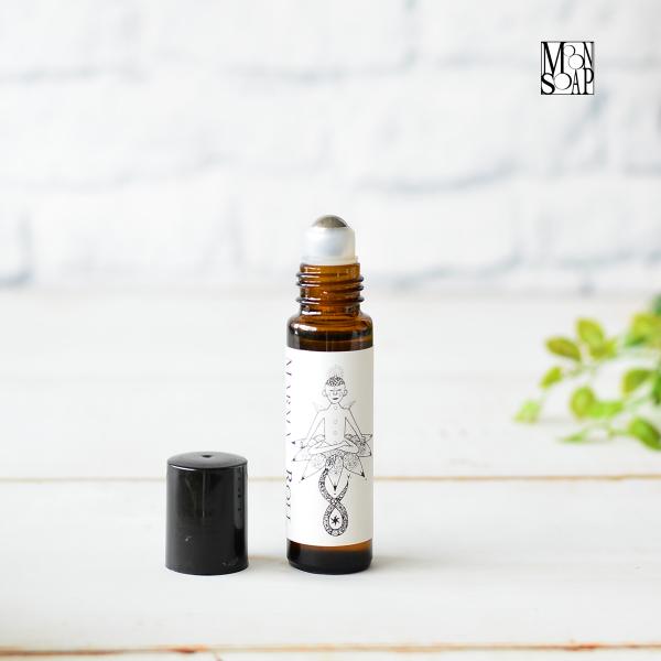 肩や首のセルフケア用ハーブオイルです。パソコン作業やスマホ、家事などで同じ姿勢を続けることで、筋肉が緊張し血流が悪くなりがちな肩や首まわりの不快感を和らげます。爽やかなグリーンノートの奥にある甘い香りは深い呼吸をうながし、気分をリフレッシュ...