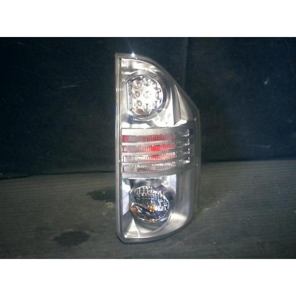ヴォクシー DBA-ZRR70W 右テールランプ 81551-28541 : くるま生活応援