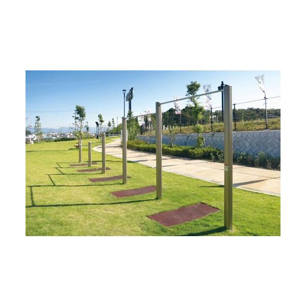 鉄棒の常識を変える新たなスタンダード アルミ鉄棒　高強度のアルミ柱を使用し、握り棒はステンレス製。 錆びにくく長寿命で安全な、強度の強い鉄棒です。