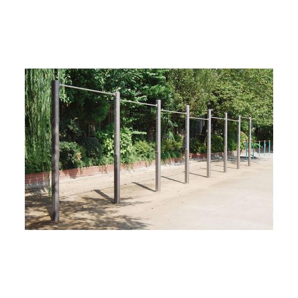 100mmピッチで高さ調節が可能なアルミ鉄棒　高強度のアルミ柱を使用し、握り棒はステンレス製。 錆びにくく長寿命で安全な、強度の強い鉄棒です。