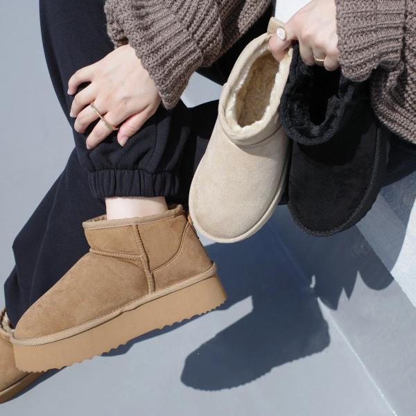 しっかり盛れるのに超軽量の厚底ムートンブーツ！つま先までぎっしり詰まったファーで暖かさは抜群！冬のニットやコートのボリュームに負けない厚底で重めな足元の完成!ふかふかの履き心地で冬の寒さにはピッタリなアイテム。ショート丈なので、ソックスなど...