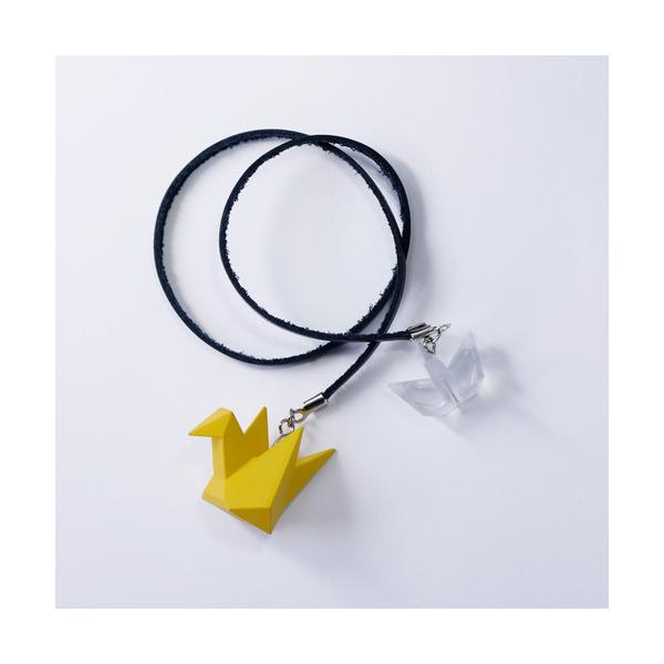 折り鶴チャーム マット ブックマーカー。自動車部品の製造で培った形成技術や塗装技術を用い「折り鶴」の複雑なフォルムをプラスチックで立体的に表現。美しい折り鶴のカタチに仕上げました。ポップなカラーに彩られたスタイリッシュなアクセサリー。第15...