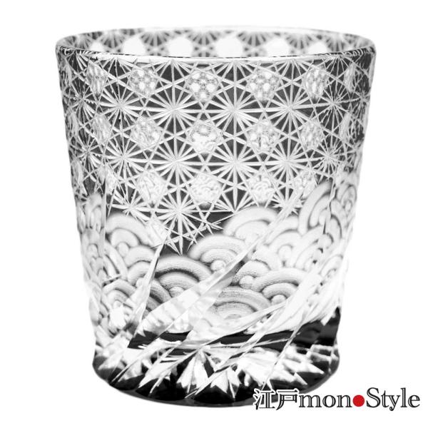 日本を代表する伝統工芸『江戸切子グラス』のグラスです。透明度と輝きが見事な国内最高峰のクリスタルガラスの素地に、日本の伝統文様である波文様と菊繋ぎを組み合わせた幾何学的なデザインをカット！波は別名青海波（せいがいは）とも呼ばれ、「大海原のよ...