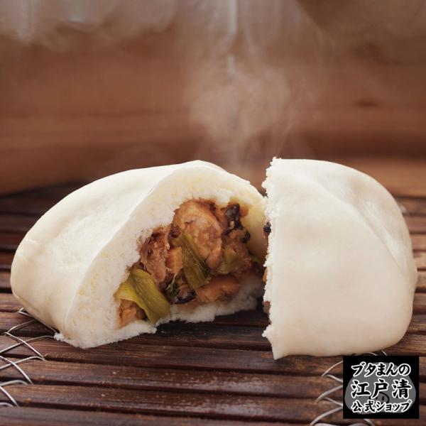 秘伝の旨味ダレでじっくり煮上げたゴロゴロ大きな豚角煮と、シャキシャキの青梗菜を入れました。甜麺醤・オイスターソースのとろとろのタレが絶品です。