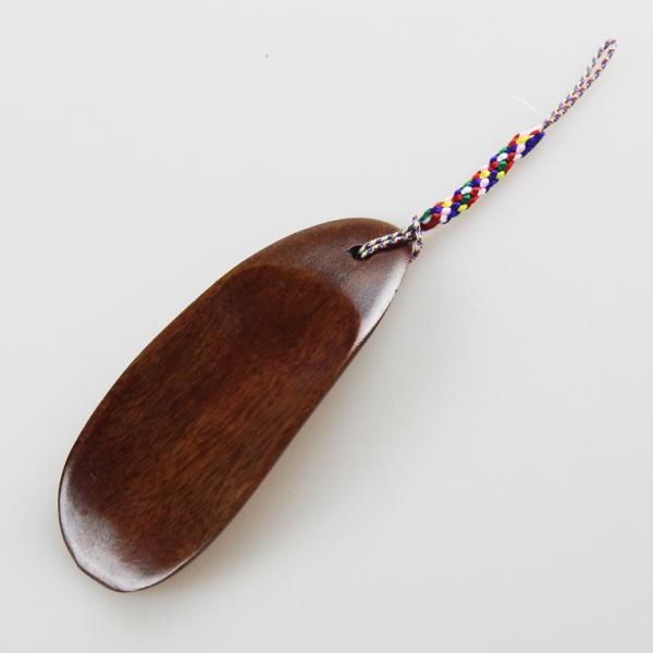 ◆サイズ8.8×3.7cm◆材質天然木◆商品特徴敬老の日やプチギフトに。旅行やお出かけに便利な携帯サイズのくつべらです。木製の温かい作りが特徴。ストラップ付きなので鞄などにつけることも可能。