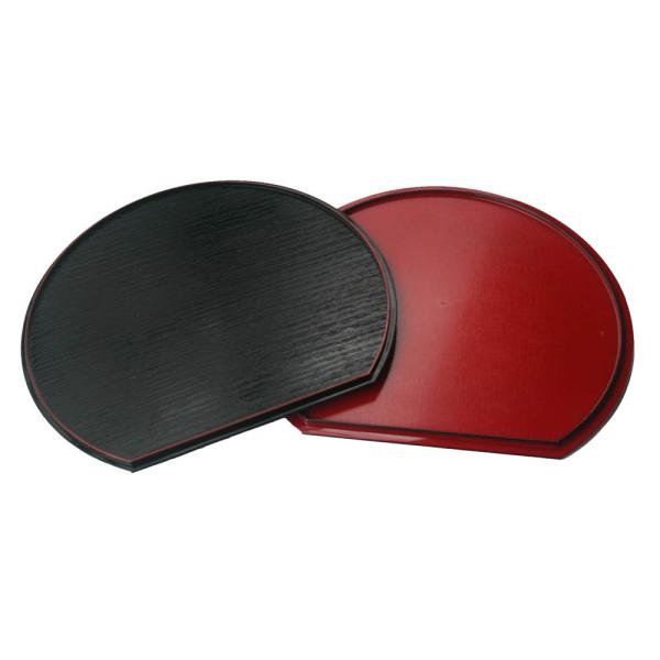 お客様へのおもてなしを美しく上品に演出する半月膳片面は黒塗り、もう片面は朱塗りになっています。黒面には木目の模様、赤面には布目の模様が入っています。おもてなしの場面に応じて黒塗り、朱塗りのお好きな方をお使いください。