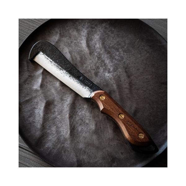 バトニングに特化したモデル。スタイリッシュなレザーケースも付属