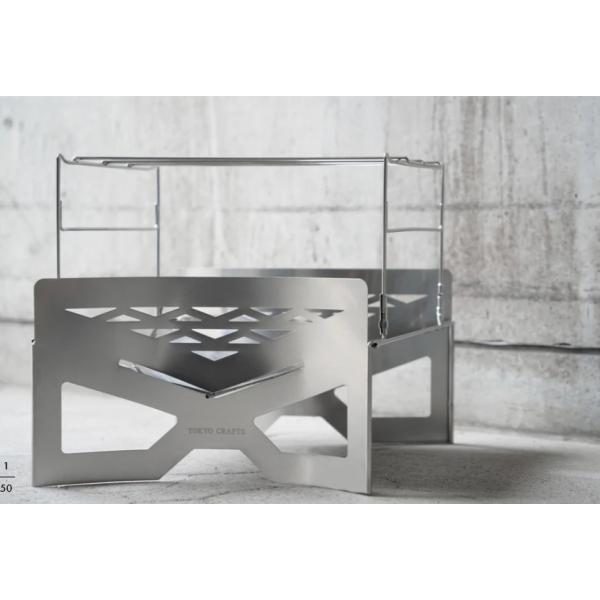 人生最高の焚火体験を。舞い上がる炎のゆらぎや薪の爆ぜる音は、効率化が求められる現代において人を癒やす原始的な時間です。ソロキャンプ人気に伴い軽量・コンパクトな焚火台が増えましたが、その分、焚火の迫力や楽しみが失われていないかと私たちは考えま...