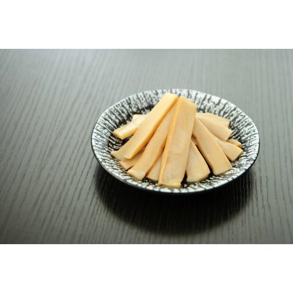 厳選した良質の乾燥メンマを使用しシンプルな味付けをしました。完全発酵した乾燥メンマ原料のみを使用し、国内工場でしっかりと管理・製造しています。2〜3mmにスライスされた味付けメンマです。