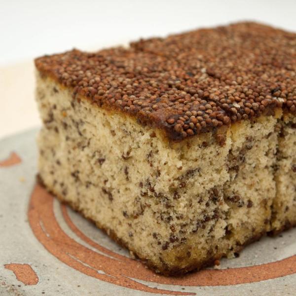 カステラの生地にえごまを入れ、さらに生をえごまを乗せて焼きました。えごまのプチプチ感とほのかなえごまの香りをお楽しみください。（レギュラーサイズ）ギフトにもおすすめ！商品名　えごまの香り名称　カステラ原材料名　鶏卵、砂糖、小麦粉、えごま（飛...