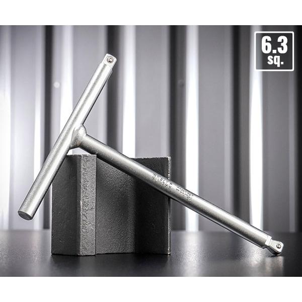 1本で「首振り」「ストレート」「サイドドライブ」までこなす、コンパクトなマルチT型ハンドルです。全長L1は120mm、全幅L2は100mmと手の中に収まりやすいサイズ感で、質量は約87g。携帯性にも優れており、持ち歩き用の工具セットや現場用...