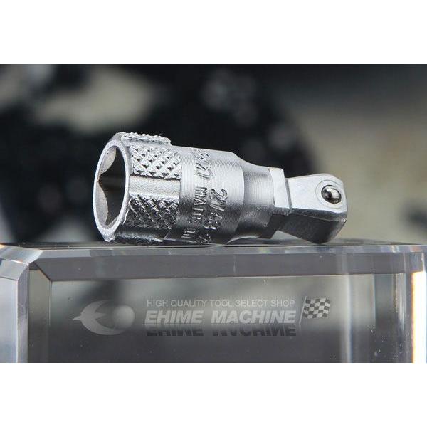 ソケットを軽く差し込み、コチッと音がすれば上下左右15度までフレキシブルに首を振り、さらにグッと押し込めば従来のエクステンションバーと同じ直線的な動きをする二段活用タイプの、首振りエクステンションバーです。エンド部分（ラチェット類差込側）に...