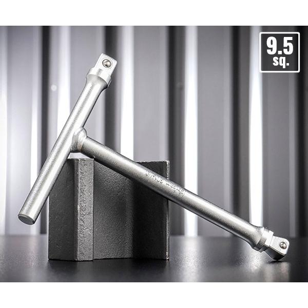 3/8SQソケットをもっと自在に扱いたい方にこそ使ってほしい、多機能コンパクトT型ハンドルです。全長L1は120mm、全幅L2は100mmと、手の中に収まるコンパクトサイズながら、質量119gで手応えもしっかり。ツールボックスやガレージ用の...