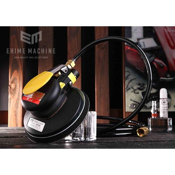 自動車鈑金作業には必ず揃えておきたい、ダブルアクションサンダー。作業時の負担を軽減するため、樹脂ボディを採用し、重量を550gまで軽量化。ボディーの高さも67mmと低重心とすることで、研削時の安定感が増しました。本体の取り回しを良くするため...