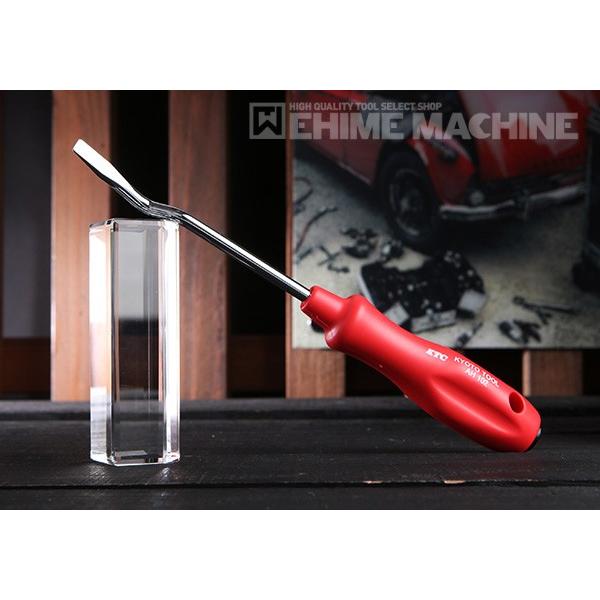 自動車用アルミホイールセンターキャップの取り外し専用工具です。先端部は薄型、コンパクトでキズを付けにくく、切欠き部に入れやすい形状です。作業しやすい2段階の角度付き。手にフィットする樹脂製グリップの採用。■型式：AH102■メーカー：KTC...