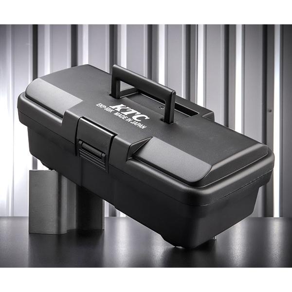 工具もパーツもホビー用品も「まとめてタフに持ち出したい」方にぴったりのブラックケースです。【特長】・耐衝撃・耐久性に優れた樹脂材料とリブ構造で、高い強度を確保・フタと本体のあわせ部を二重構造とし、取っ手部も分離構造で水や埃が入りにくい設計（...