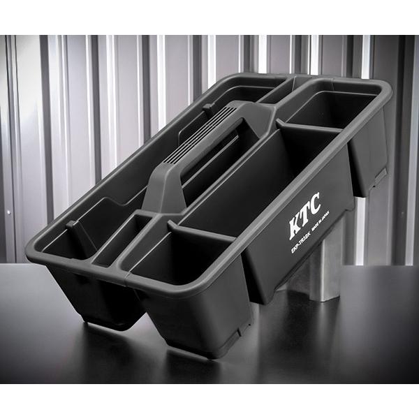 ガレージを引き締めるブラック。工具とケミカルをまとめて運べるKTCプラハードトレイ。耐衝撃性・耐久性に優れたプラスチック一体成型トレイ「EKP-TR3」に、後発カラーとして追加されたのがこのブラックモデル「EKP-TR3BK」です。特長耐衝...