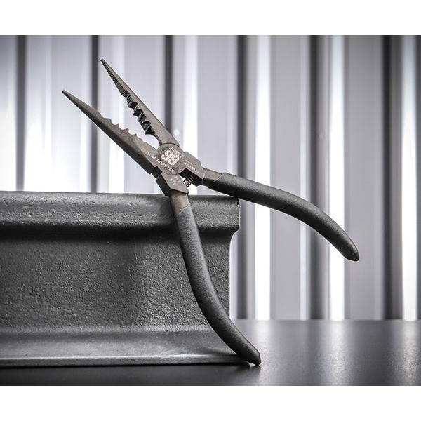 「つかむ、切る、むく、曲げるまで一丁で完結」配線作業のために生まれた万能ラジオペンチが、J-CRAFT99シリーズとして黒仕様で登場しました。現場で必要な機能を一つにまとめた、頼れるマルチツールです。ロブテックス開発チームが、電気工事やメン...