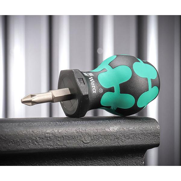 機能性・デザイン性抜群のWERAクラウンをあしらったクラフトフォームハンドルのスタビープラスドライバーカラーとデザインだけではなく、異なる素材を組み合わせ、握り込んだ手の形状に仕上げたWERAツールを代表するテクノロジーですハンドルは六角形...