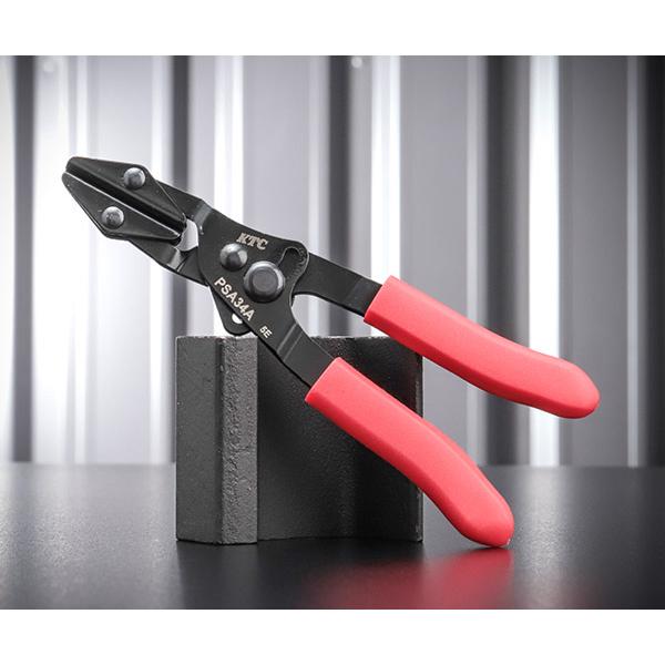 「挟むだけで、確実に止める」。KTCが現場の整備作業を想定して開発した、自動車用ピンチオフプライヤです。PSA34Aは、自動車のホース類を一時的に閉塞するための専用プライヤ。冷却系ホースの閉塞作業に特に適しており、クーラントチャージャー（A...