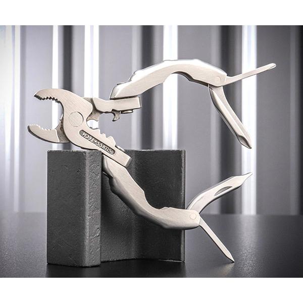 折畳みマルチツール 9-IN-1 ステンレス製  硬質ステンレス製で、ポケットサイズのとてもコンパクトなキー型デザインです クイックリリースの仕組みで瞬時にツールを変更できます キーリングでしっかりとロックします  ・ワイヤーカッター ・ワ...