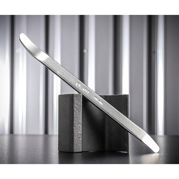 「狭い隙間に起点を作る」ために形状と薄さを突き詰めた、メタル製トリムリムーバーの狭所特化モデルです。幅10mmのスリム設計で奥まった箇所にも差し込みやすく、左右でアール形状を変えた先端が角度合わせをサポート。トリム内のスイッチ類やメクラ蓋な...