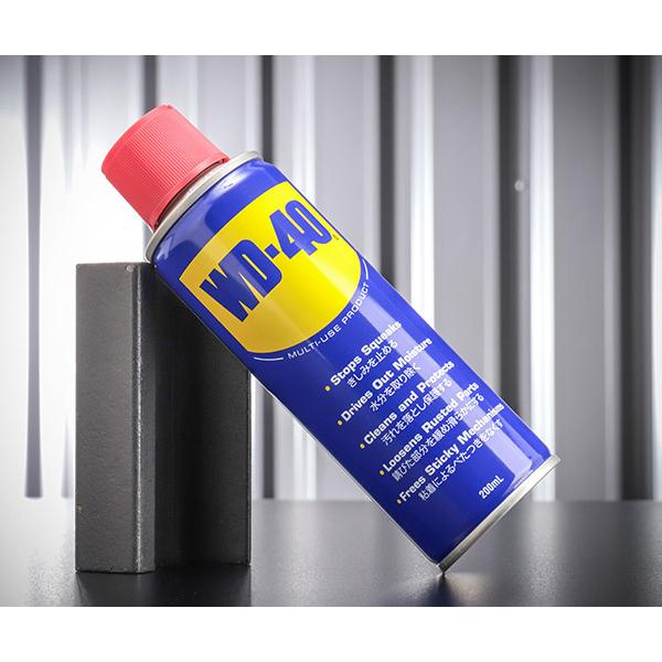 WD-40多用途スプレー潤滑剤の便利な200ml缶です。ご自宅、作業場、ガレージのメンテナンスをスムーズに。きしむ蝶番の解消、錆びたボルトの緩め、金属表面の腐食防止、湿気除去など、幅広い用途に対応する万能アイテムです。【仕様】メーカー名：W...