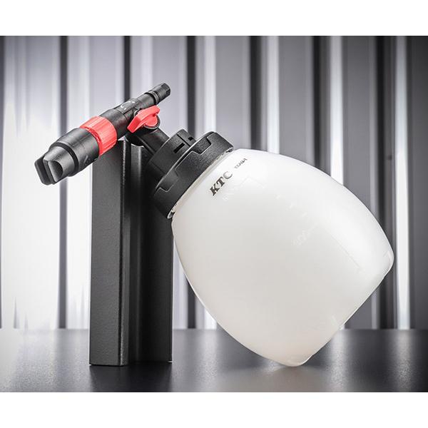 KTC（京都機械工具） YKAG-T は、エアーブローガンセット（YTKAG8）本体に装着して使用する専用ボトルです。洗浄液や水を入れて使用することで、吹き飛ばし作業に加えて泡洗浄や液体洗浄が可能になります。作業内容に応じて、泡・液体・エア...