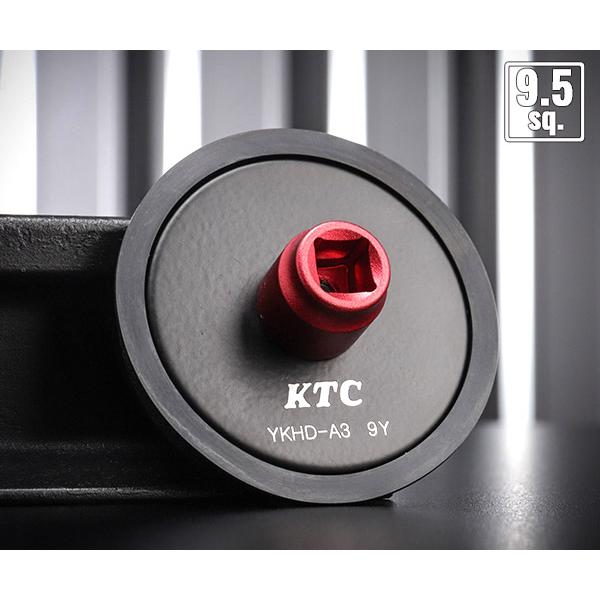 キャビネットやチェストなどに強力マグネットで貼り付けて使用できる、KTCのハンドルホルダーです。引き出し内で転がりやすいハンドル類を安定して収納できます。差込角部にボール溝があり、ハンドル類を確実に保持します。差込角部はアルミ合金製のため、...