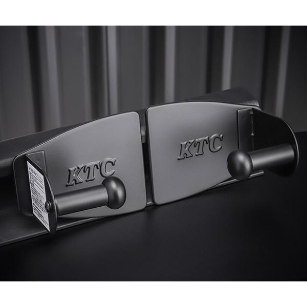 ロール状のペーパーウエスをマグネットにより取り付けることができます。左右独立式で最大Φ120mm、幅500mmまでのペパーウエスに対応します。強力ラバーマグネット採用により滑り落ちを防止します。 ■型式　YKHD-RPM■メーカー：KTC(...