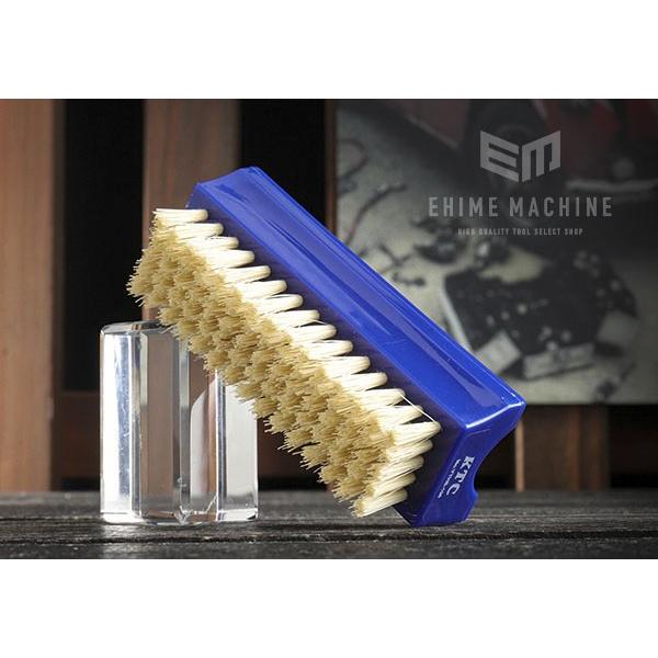 爪・指先用と手のひら用のブラシが一つになった機能性抜群のハンドブラシ！手のしわや、爪の間に入って落ちにくいオイル汚れなどもラクラク落とせます！手触りの良い植物毛のパキン製を採用した手のひらブラシは、使い心地の良い仕上がりです。■型式：YTH...