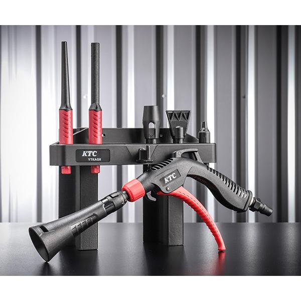 KTC（京都機械工具） YTKAG8 は、用途に応じてノズル交換が可能なエアーブローガンと、6種類のノズルがセットになった便利なエアブローセットです。カーペットに絡まってるゴミの除去に最適なトルネードノズル、奥まった箇所の吹きたい場所に直接...