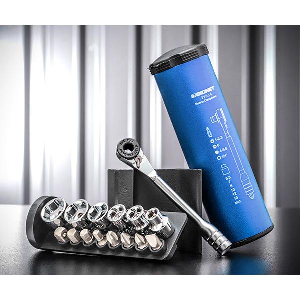 DIYや自転車の車載工具に最適です。ミニラチェットセットがポップなカラーで登場します。手の平に収まるコンパクトサイズです。柄部分にもビット装着可能です。極短ビット採用で狭所に簡単にアクセスできます。ソケット採用でボルト・ナットに対応できます...