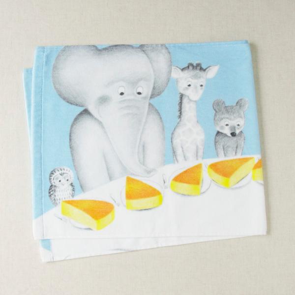 「ねずみくんの絵本」シリーズより、ねずみくんたちのおやつの様子がフェイスタオルになりました。ワイドな絵柄をたっぷり楽しめる、絵本の見開きのような余韻を感じるタオル。ふっくらとしたおやつの、なんておいしそうなことでしょう！　一緒に一切れ食べた...