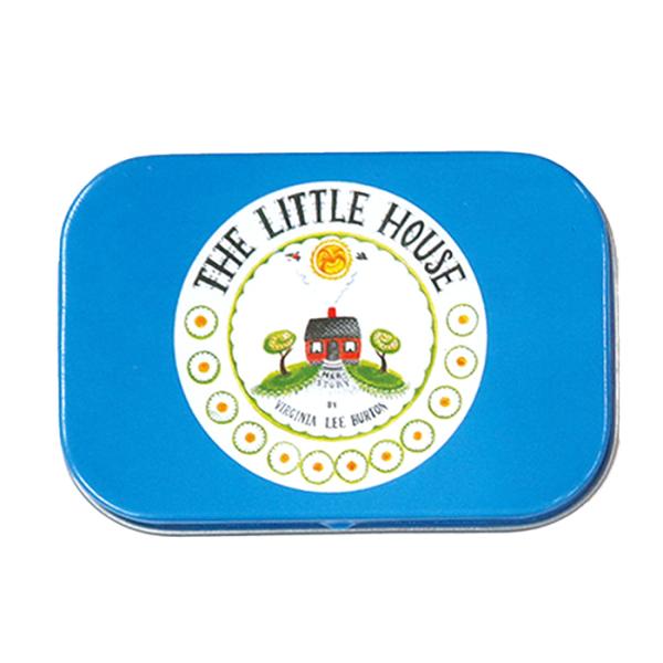 バージニア・リー・バートンの名作絵本 『ちいさいおうち』が缶入りステッカーになりました。バートンの愛情深いまなざしで繊細に描かれる四季の美しさと、楽しそうな家族たちの生活がステッカーで楽しめます。缶ケースのデザインも可愛く、薬やクリップ、ヘ...