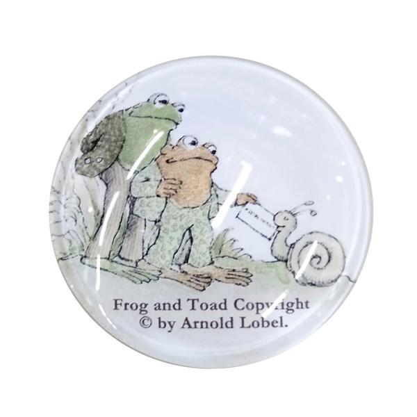 国語の教科書でもおなじみ、アーノルド・ローベルの「がまくんとかえるくん」シリーズのマグネットです。ガラス製で、ぷっくりと立体感があります。デザインに採用されているのは『ふたりはともだち』の「おてがみ」。シリーズの中でも特に有名で、がまくんと...