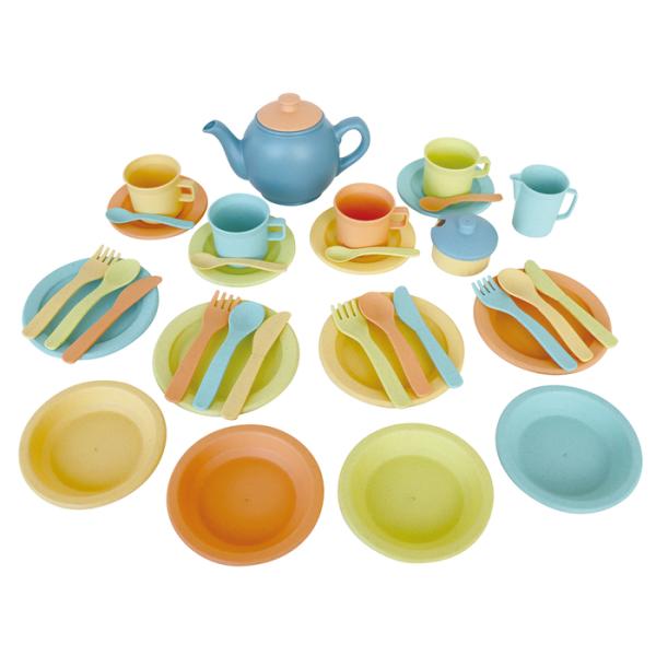 おしゃれなティーポットとティーカップ＆ソーサーがついた、おままごとにピッタリのティーセットです。原料の一部に小麦の茎を配合することでプラスチックの使用量を約20％軽減した、環境にやさしい「バイオプラスチック」を使用しています。お砂場やお風呂...